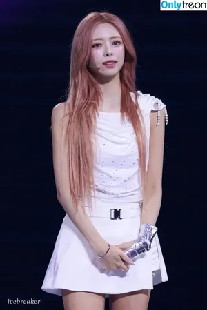 itzy.all.in.us / Shin Yu Na / Yuna ITZY / 유나 nude photo #0650
