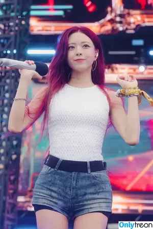 itzy.all.in.us / Shin Yu Na / Yuna ITZY / 유나 nude photo #0668