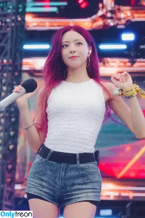 itzy.all.in.us / Shin Yu Na / Yuna ITZY / 유나 nude photo #0669