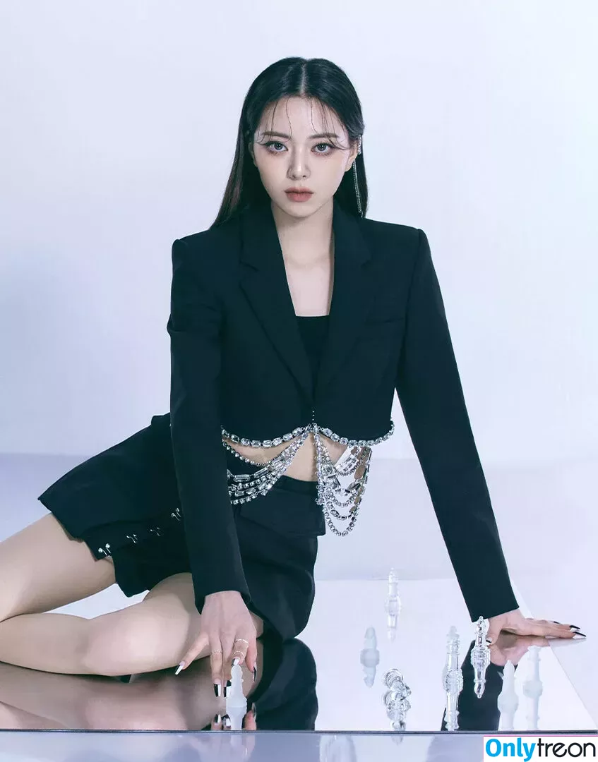 itzy.all.in.us nude photo #0001 (Shin Yu Na / Yuna ITZY / 유나)