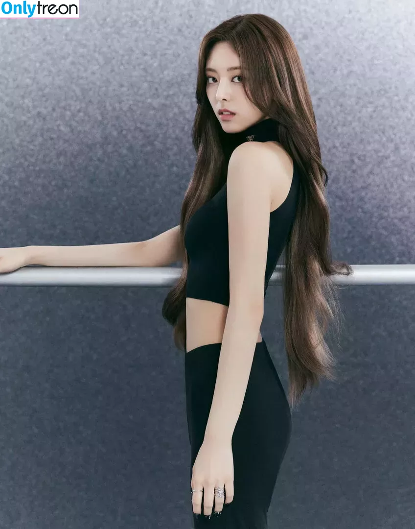 itzy.all.in.us nude photo #0002 (Shin Yu Na / Yuna ITZY / 유나)
