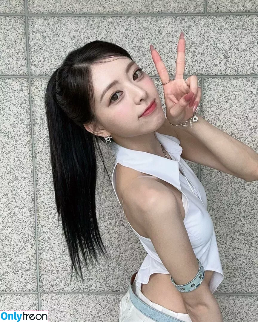 itzy.all.in.us nude photo #0007 (Shin Yu Na / Yuna ITZY / 유나)