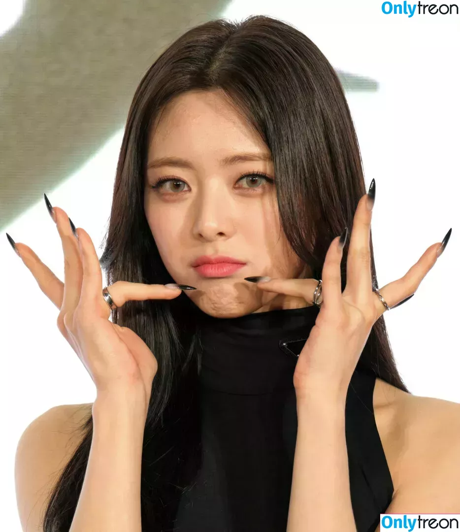 itzy.all.in.us nude photo #0021 (Shin Yu Na / Yuna ITZY / 유나)