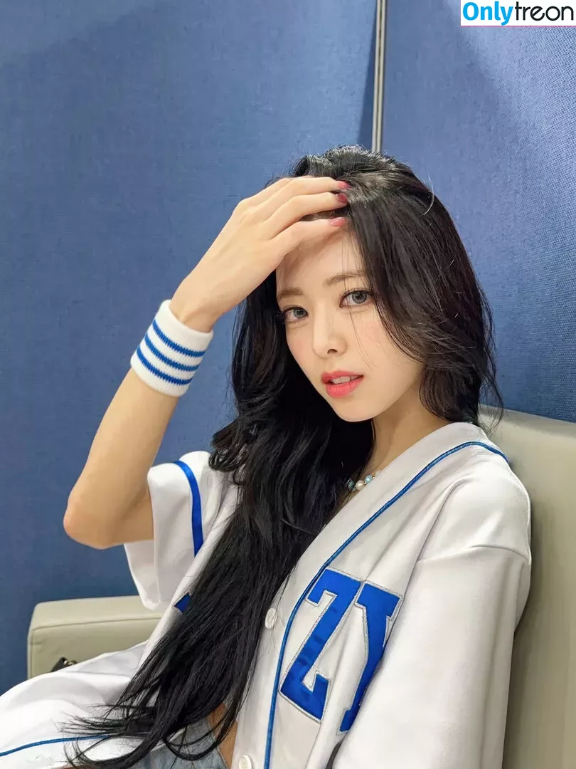 itzy.all.in.us nude photo #0025 (Shin Yu Na / Yuna ITZY / 유나)