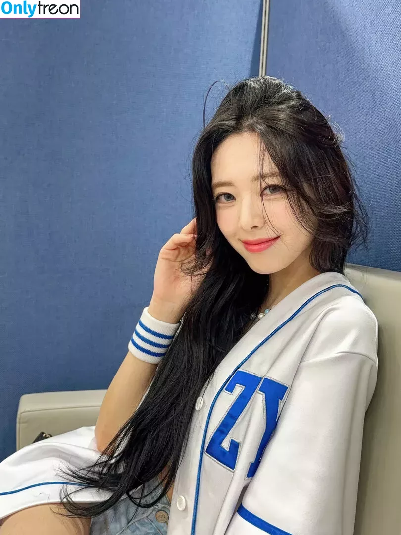 itzy.all.in.us nude photo #0026 (Shin Yu Na / Yuna ITZY / 유나)