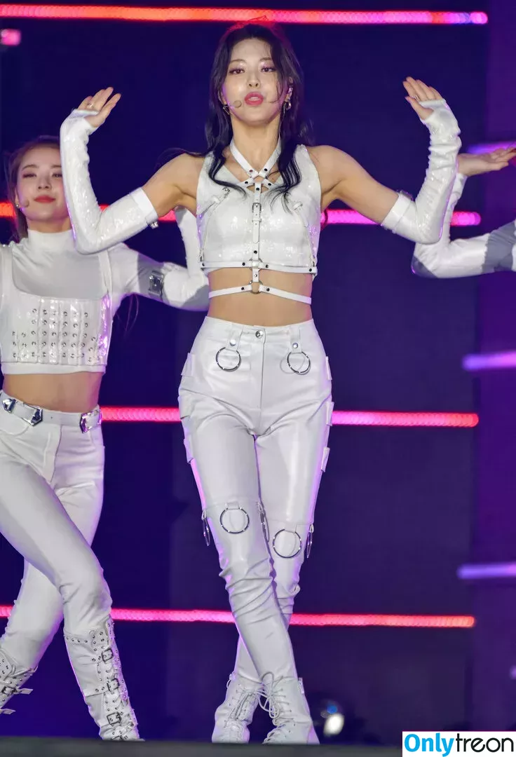 itzy.all.in.us nude photo #0074 (Shin Yu Na / Yuna ITZY / 유나)