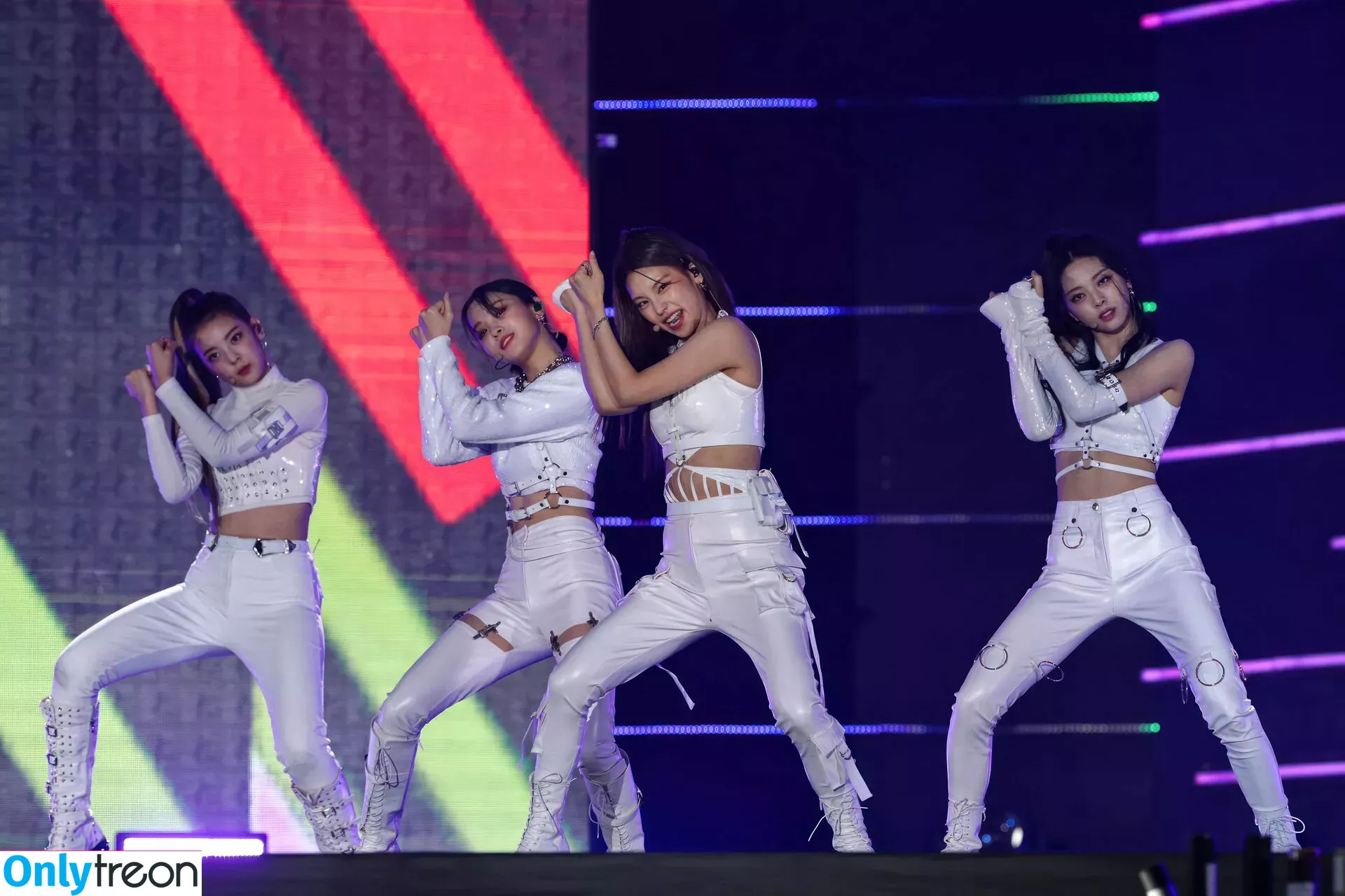itzy.all.in.us nude photo #0078 (Shin Yu Na / Yuna ITZY / 유나)