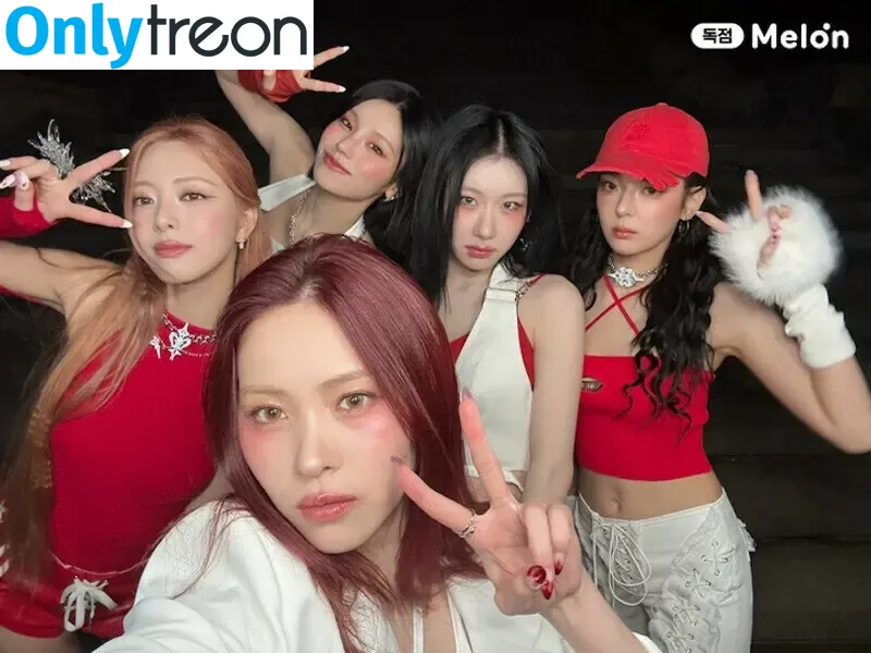 itzy.all.in.us nude photo #0590 (Shin Yu Na / Yuna ITZY / 유나)