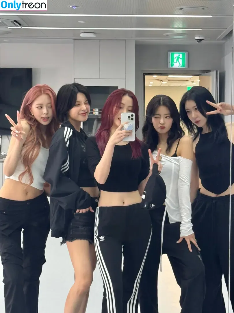 itzy.all.in.us nude photo #0607 (Shin Yu Na / Yuna ITZY / 유나)
