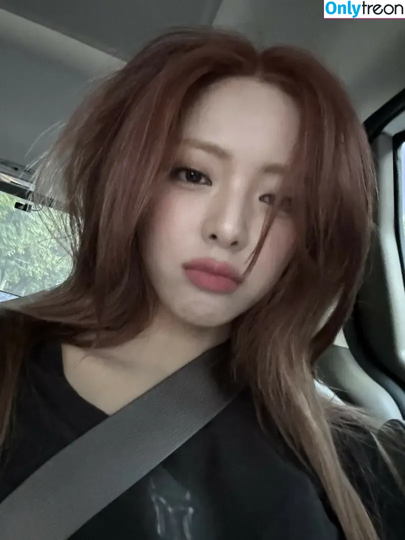 itzy.all.in.us nude photo #0615 (Shin Yu Na / Yuna ITZY / 유나)