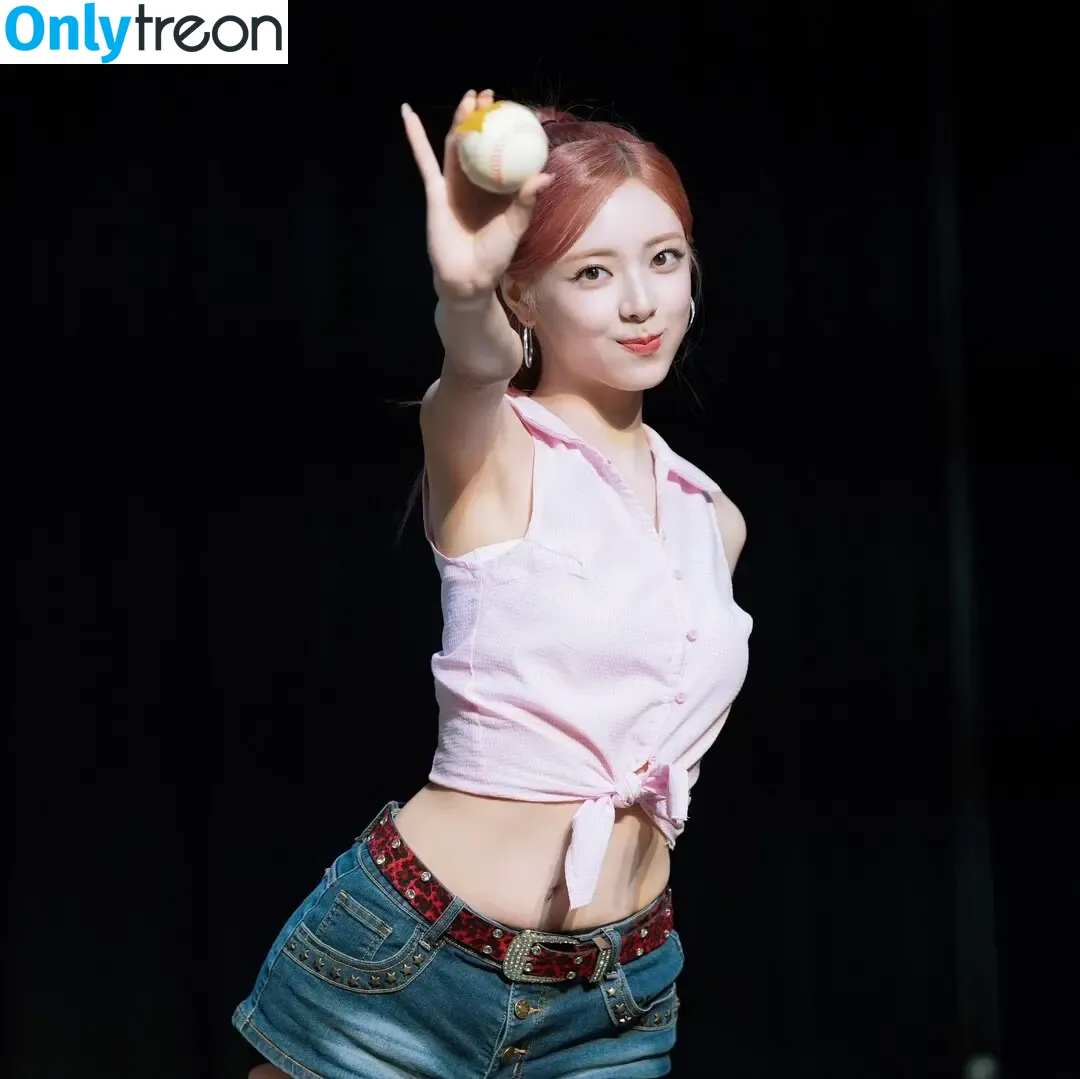 itzy.all.in.us nude photo #0638 (Shin Yu Na / Yuna ITZY / 유나)