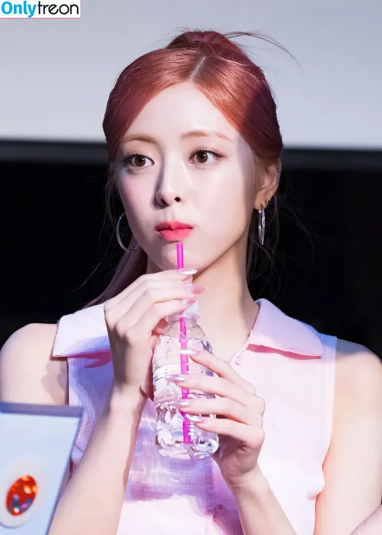 itzy.all.in.us nude photo #0641 (Shin Yu Na / Yuna ITZY / 유나)