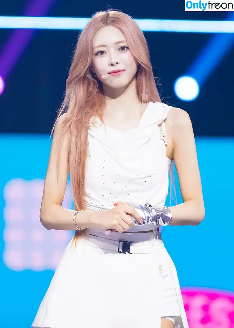 itzy.all.in.us nude photo #0646 (Shin Yu Na / Yuna ITZY / 유나)