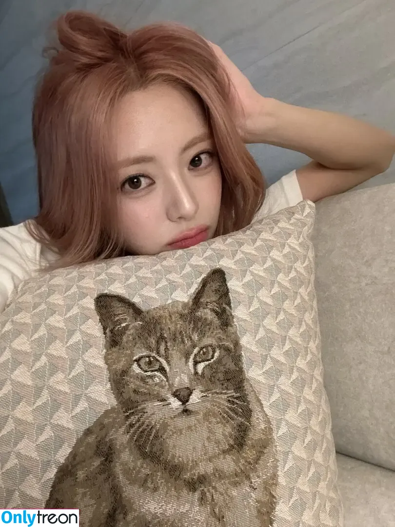 itzy.all.in.us nude photo #0686 (Shin Yu Na / Yuna ITZY / 유나)