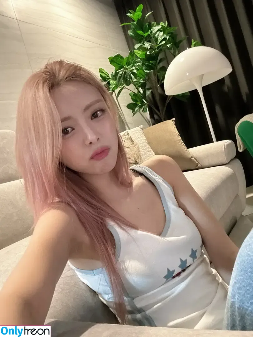 itzy.all.in.us nude photo #0696 (Shin Yu Na / Yuna ITZY / 유나)