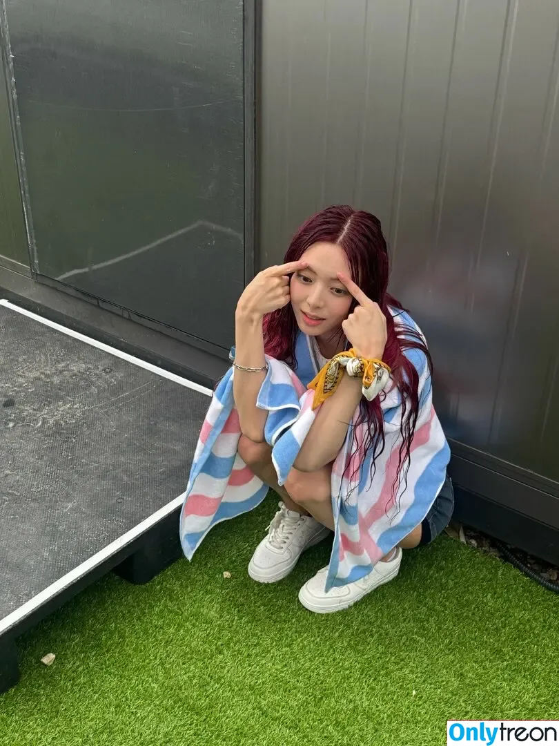 itzy.all.in.us nude photo #0707 (Shin Yu Na / Yuna ITZY / 유나)