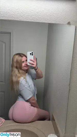 izzyynicolee / izzycolee nude photo #0024