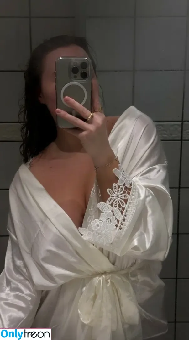 Jana Kristina Heiland nude photo #0025 (janakristinah)