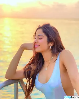Janhvi Kapoor / janhvikapoor / janhvikapoorr nude photo #0238
