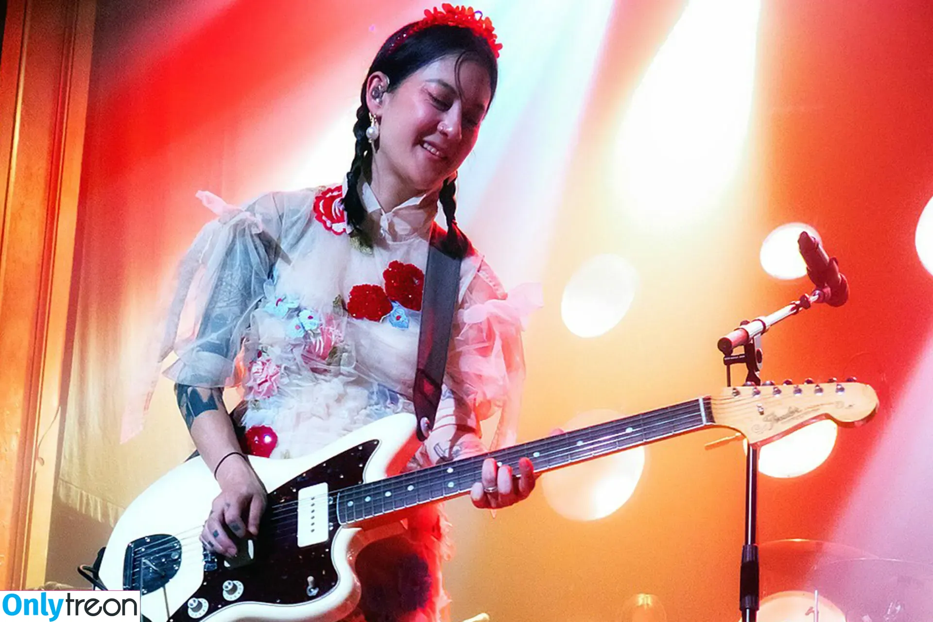 Japanese Breakfast nude photo #0128 (Michelle Zauner / jbrekkie)