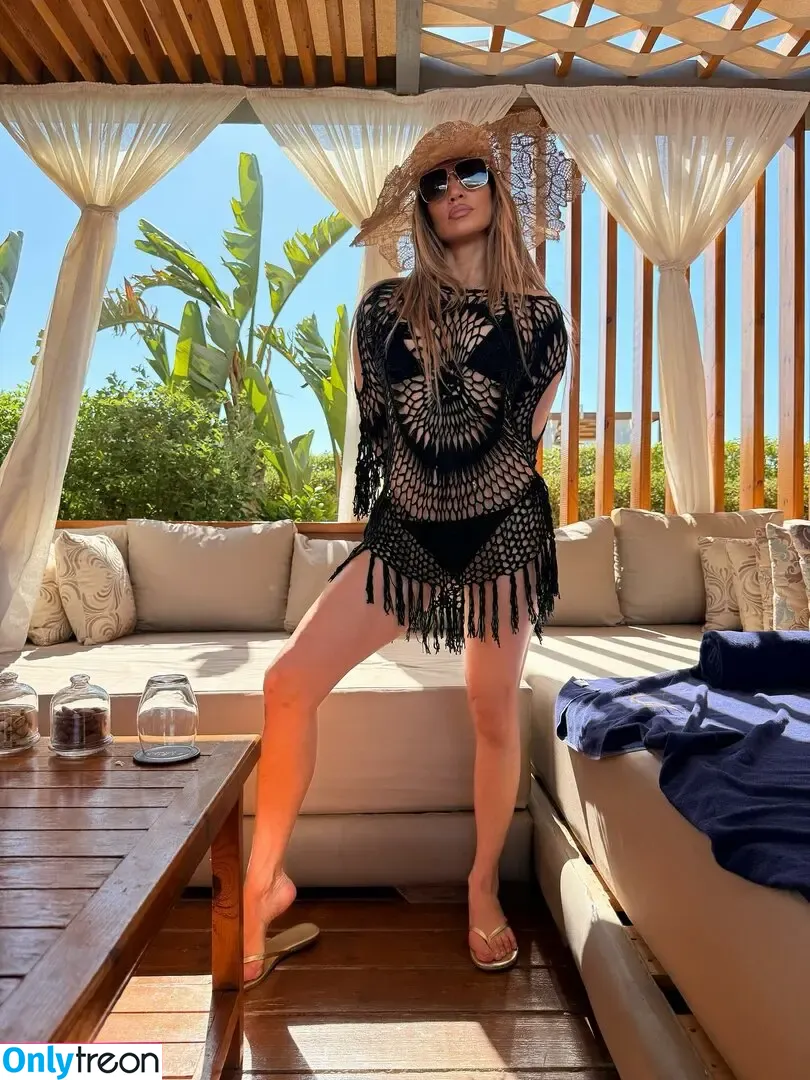 Jennifer Lopez nude photo #4879 (JLo / _jeenni2 / jennifer_jlo)
