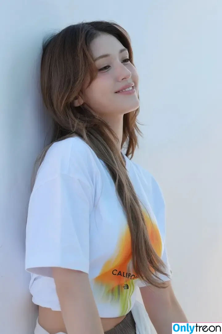 Jeon Somi nude photo #0440 (ENNIK SOMI / somsomi0309)