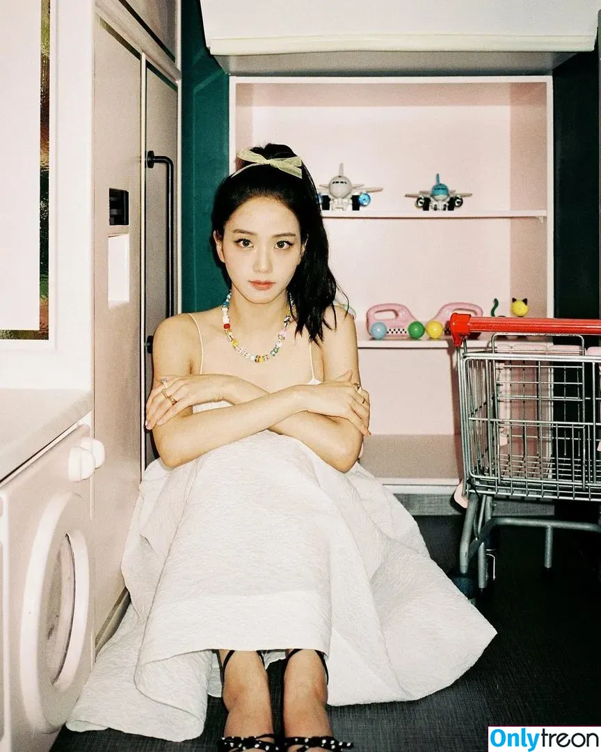 Jisoo nude photo #0004 (BLACKPINK / qenshizu / sooyaaa__)