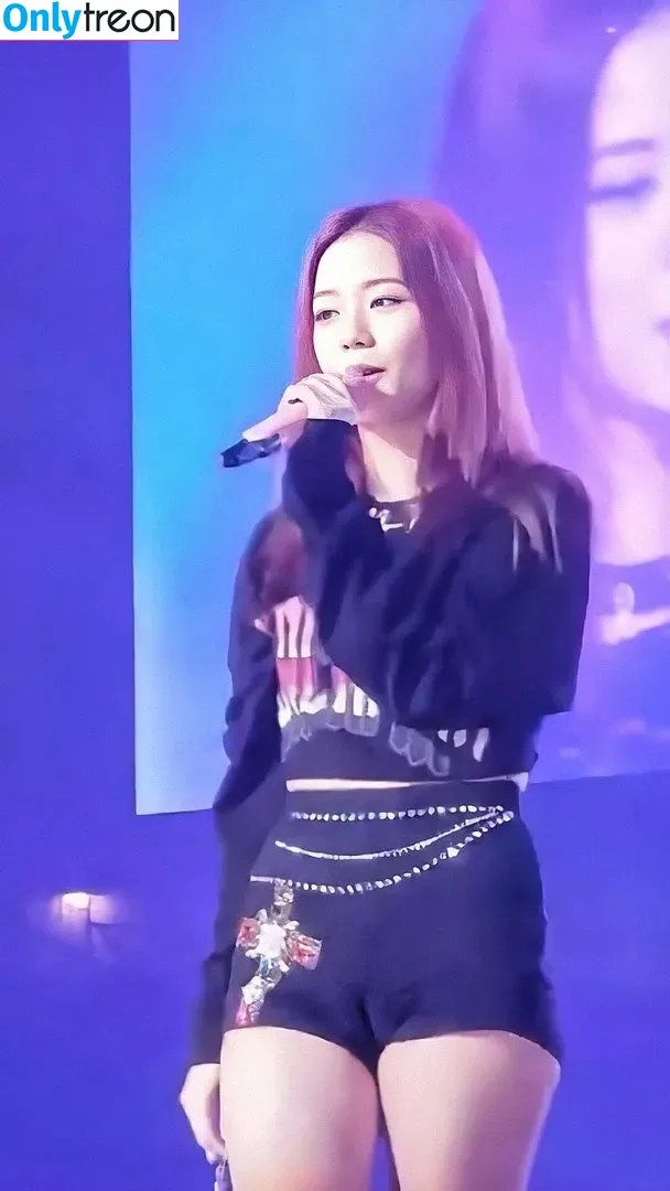 Jisoo nude photo #0012 (BLACKPINK / qenshizu / sooyaaa__)