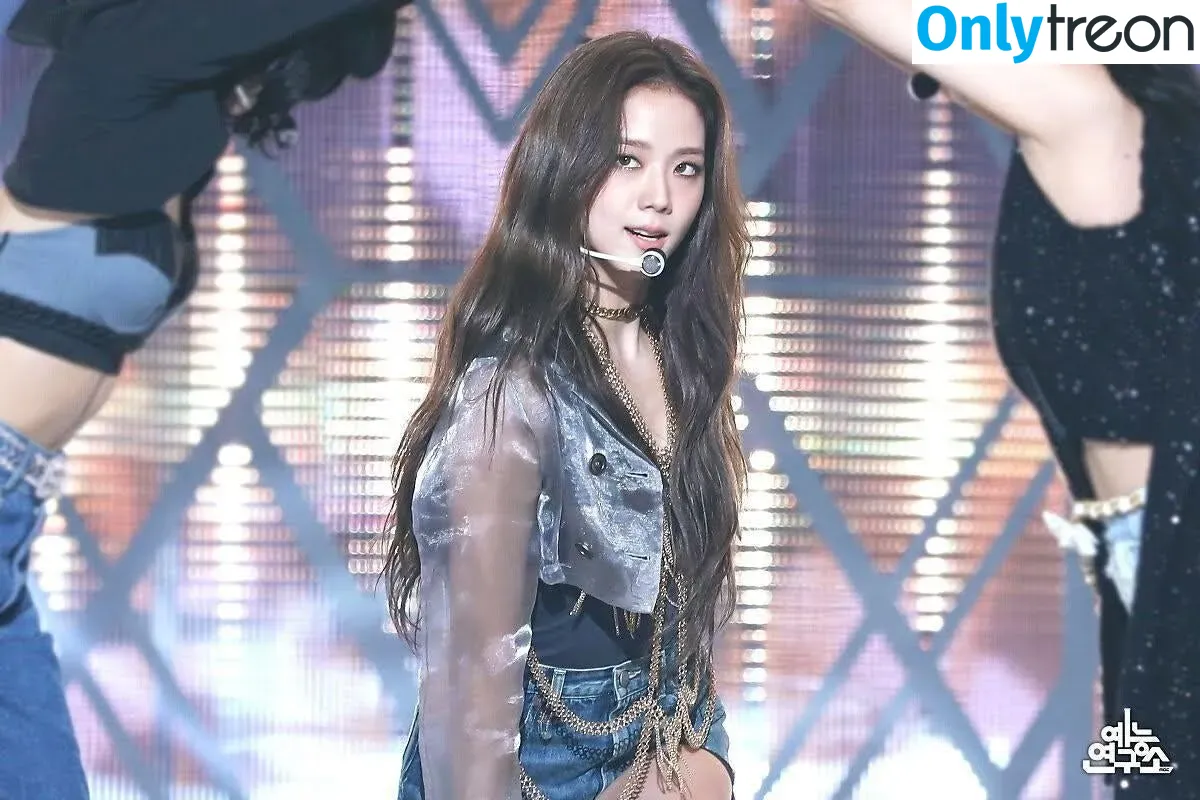 Jisoo nude photo #0018 (BLACKPINK / qenshizu / sooyaaa__)