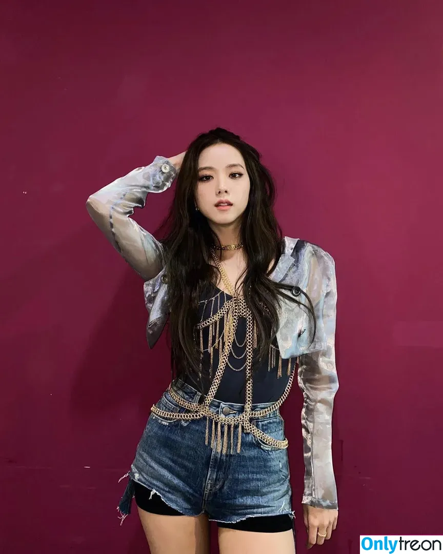 Jisoo nude photo #0019 (BLACKPINK / qenshizu / sooyaaa__)