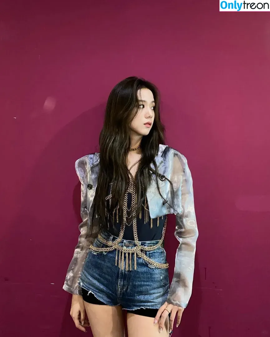 Jisoo nude photo #0020 (BLACKPINK / qenshizu / sooyaaa__)