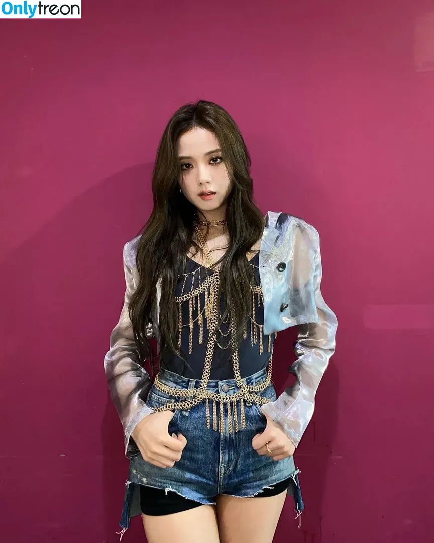 Jisoo nude photo #0021 (BLACKPINK / qenshizu / sooyaaa__)