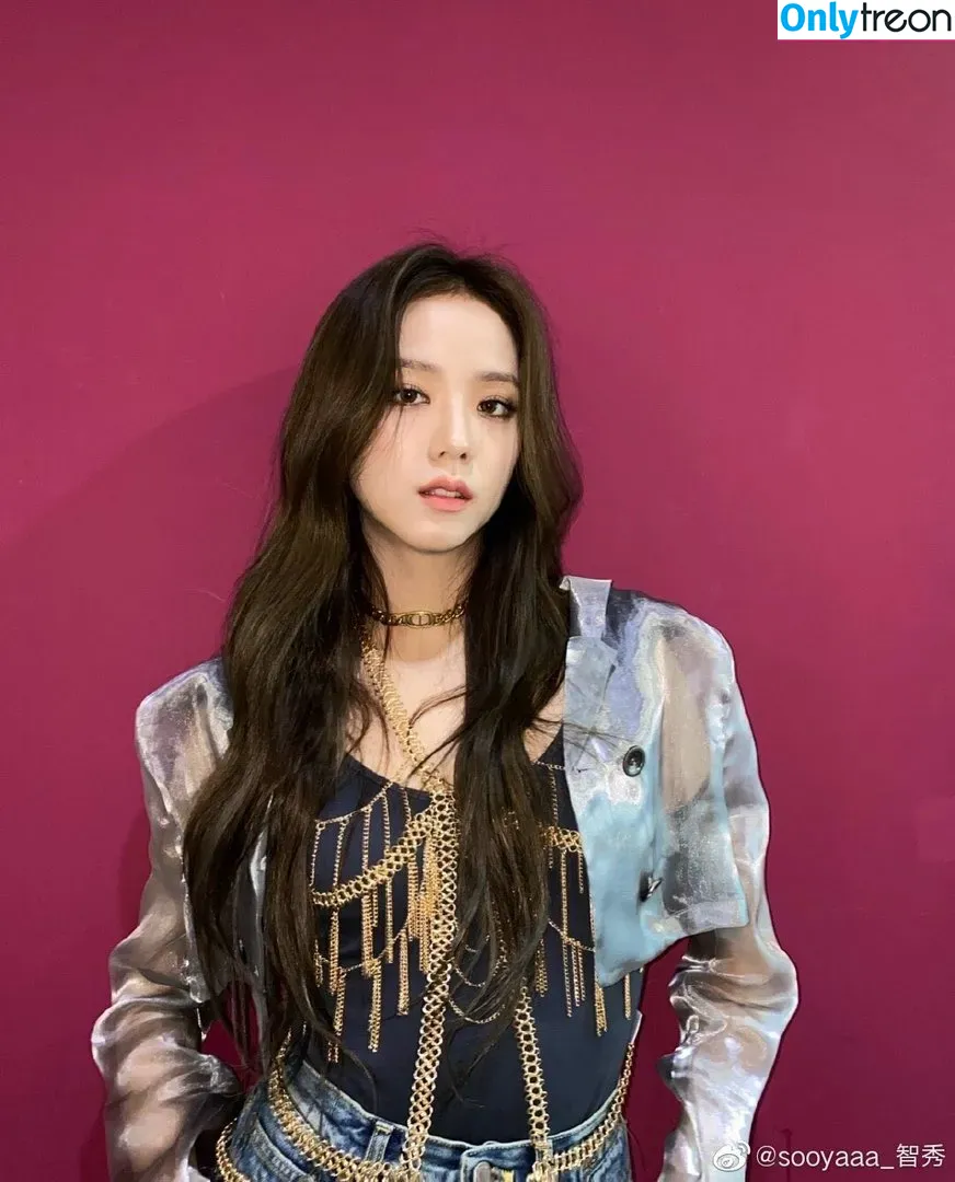 Jisoo nude photo #0022 (BLACKPINK / qenshizu / sooyaaa__)