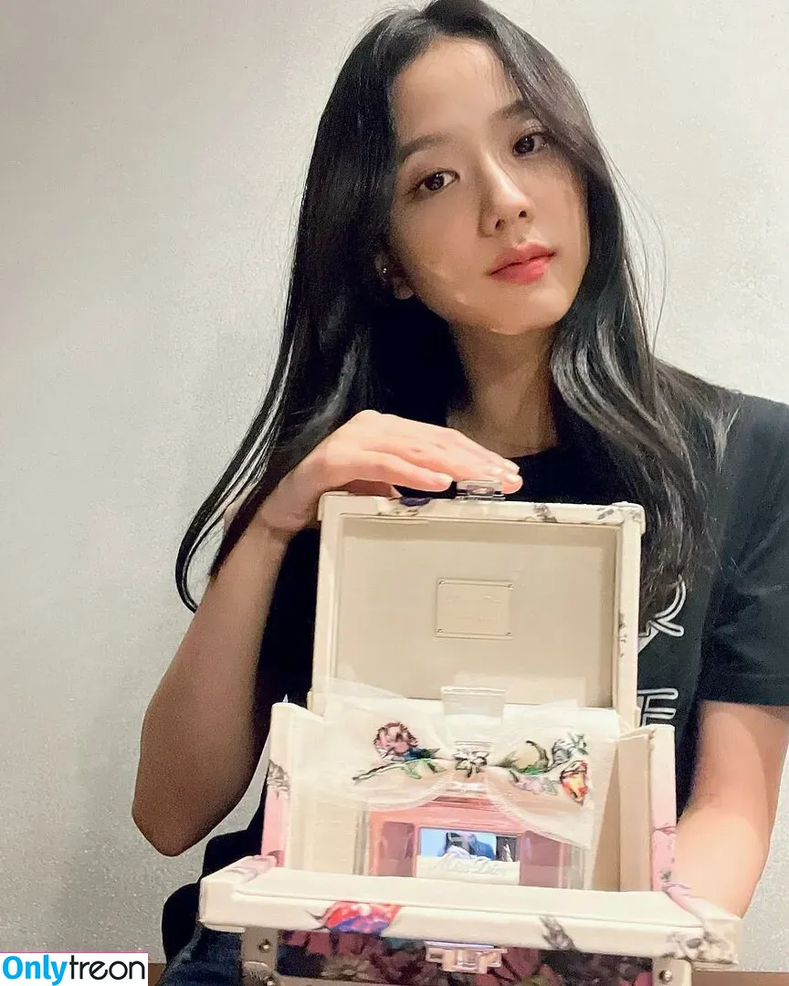 Jisoo nude photo #0040 (BLACKPINK / qenshizu / sooyaaa__)