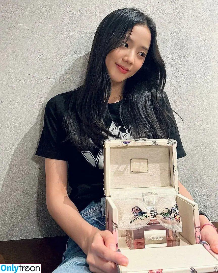 Jisoo nude photo #0042 (BLACKPINK / qenshizu / sooyaaa__)
