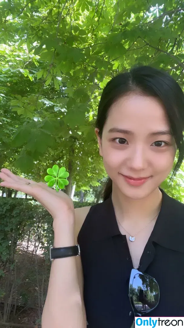 Jisoo nude photo #0045 (BLACKPINK / qenshizu / sooyaaa__)