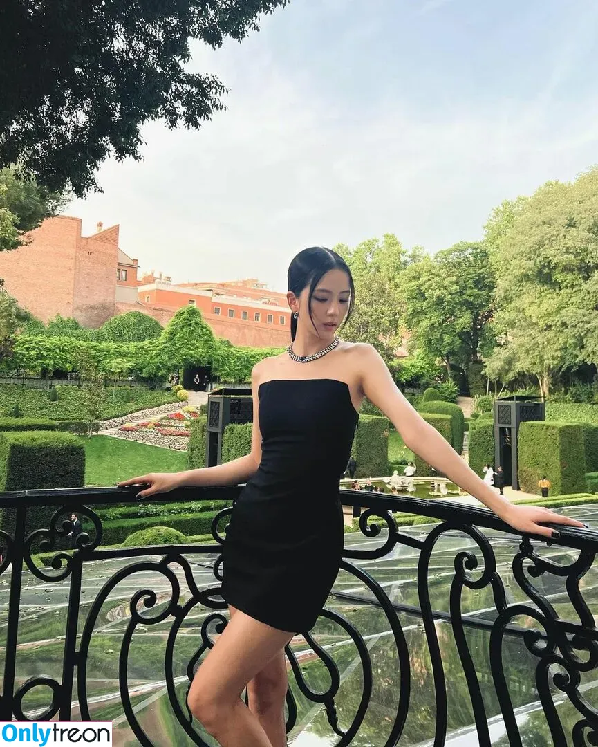 Jisoo nude photo #0050 (BLACKPINK / qenshizu / sooyaaa__)