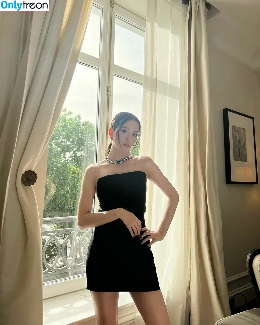 Jisoo nude photo #0052 (BLACKPINK / qenshizu / sooyaaa__)