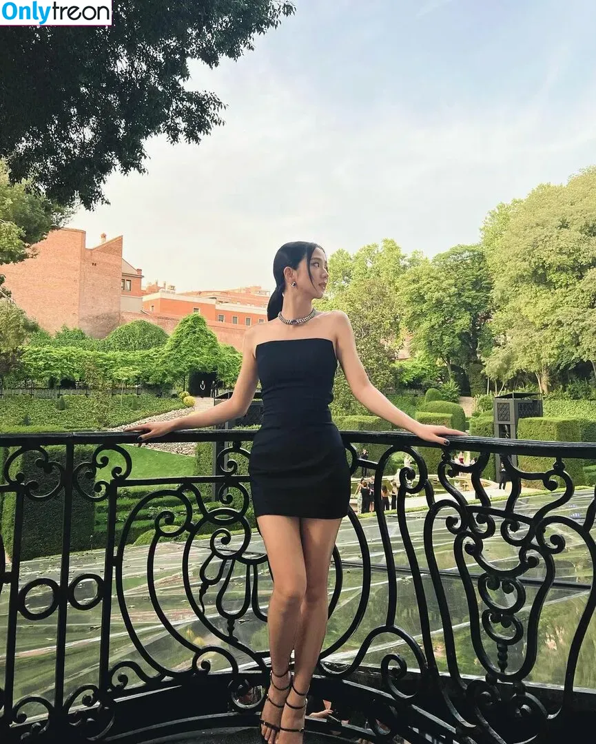 Jisoo nude photo #0055 (BLACKPINK / qenshizu / sooyaaa__)