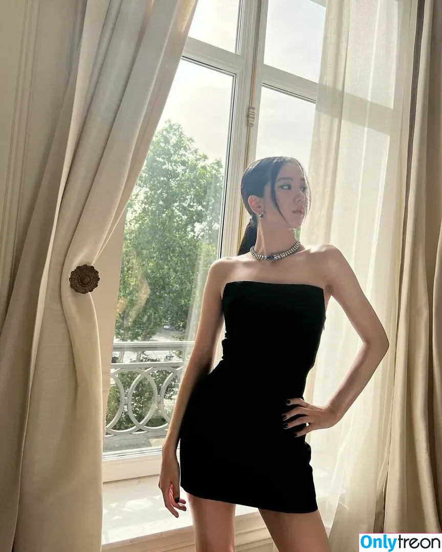 Jisoo nude photo #0057 (BLACKPINK / qenshizu / sooyaaa__)