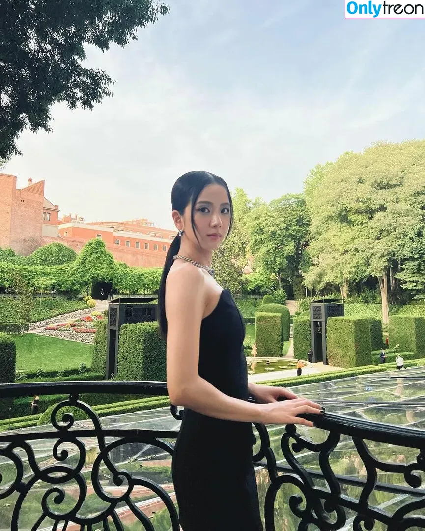 Jisoo nude photo #0058 (BLACKPINK / qenshizu / sooyaaa__)