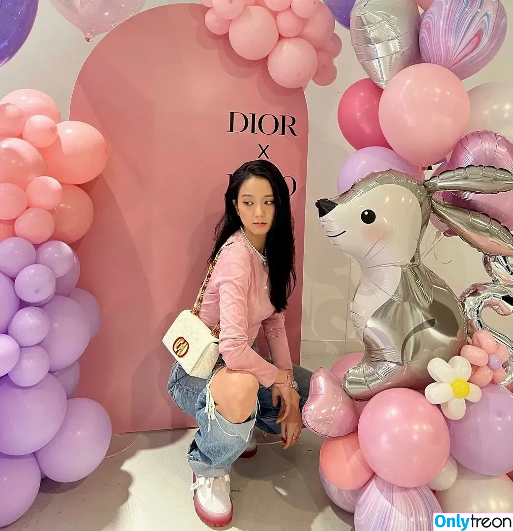 Jisoo nude photo #0068 (BLACKPINK / qenshizu / sooyaaa__)