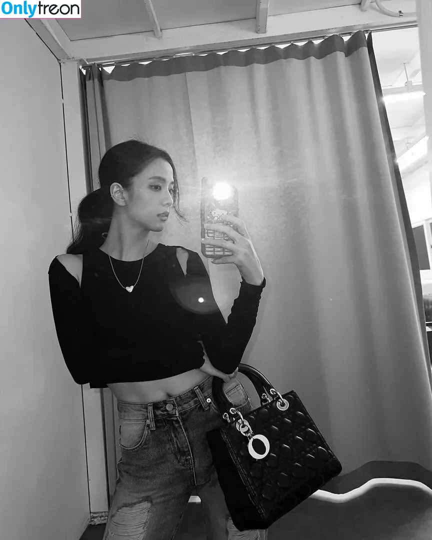 Jisoo nude photo #0071 (BLACKPINK / qenshizu / sooyaaa__)