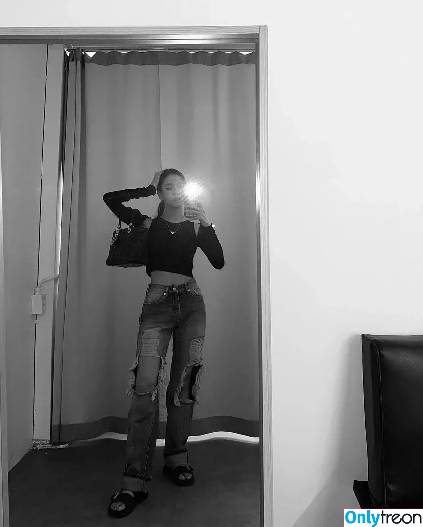 Jisoo nude photo #0072 (BLACKPINK / qenshizu / sooyaaa__)
