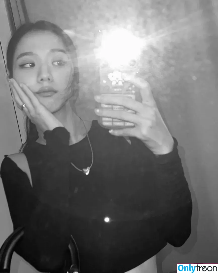 Jisoo nude photo #0073 (BLACKPINK / qenshizu / sooyaaa__)