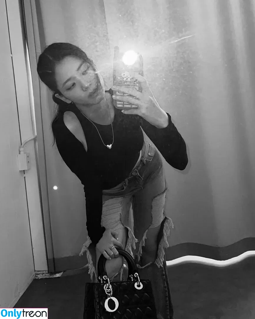 Jisoo nude photo #0074 (BLACKPINK / qenshizu / sooyaaa__)