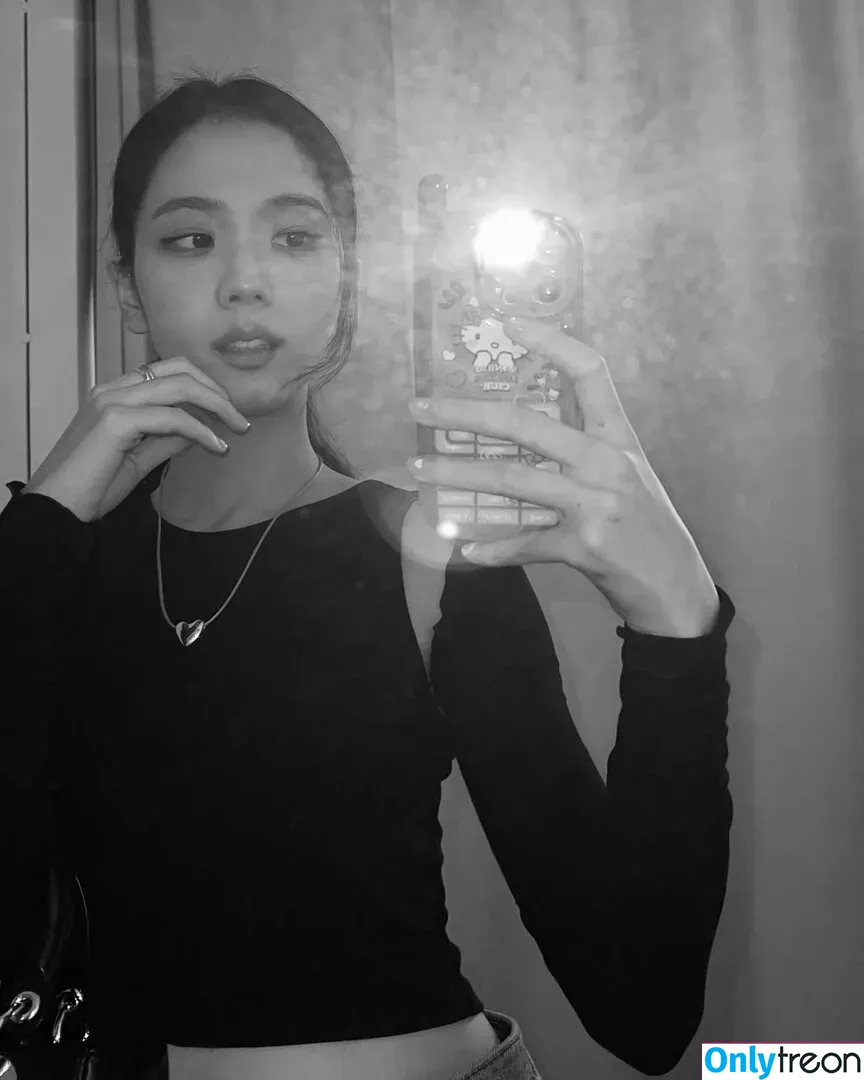 Jisoo nude photo #0075 (BLACKPINK / qenshizu / sooyaaa__)