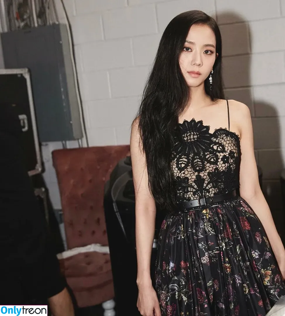 Jisoo nude photo #0092 (BLACKPINK / qenshizu / sooyaaa__)
