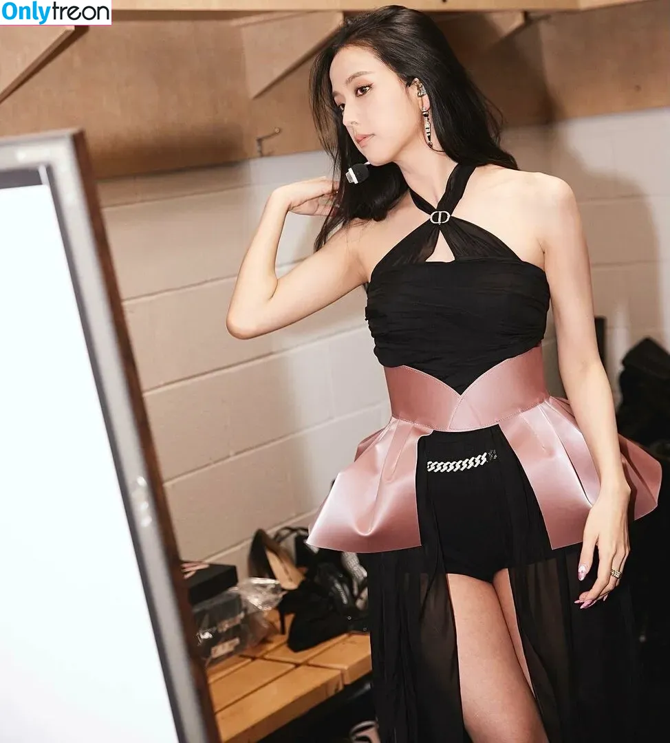 Jisoo nude photo #0094 (BLACKPINK / qenshizu / sooyaaa__)