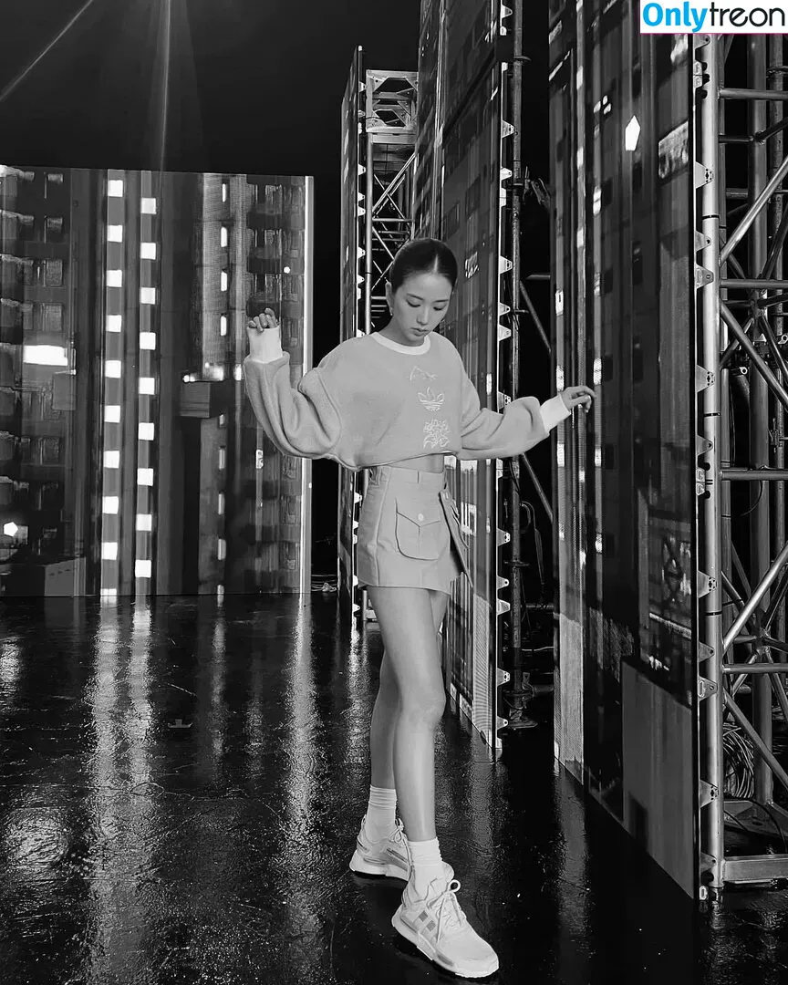 Jisoo nude photo #0098 (BLACKPINK / qenshizu / sooyaaa__)